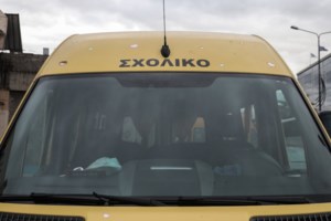 Τζιπ τυλίχτηκε στις φλόγες στο κέντρο της Αθήνας - Κλειστή η Αιόλου [βίντεο]