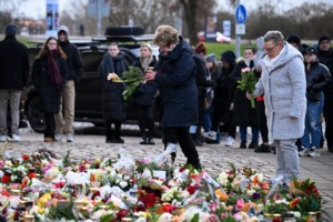 Γερμανία: Ανθρώπινη αλυσίδα κατά του μίσους στη χριστουγεννιάτικη αγορά- Την ίδια ώρα διαδήλωση της AfD για την ασφάλεια - εικόνα 3