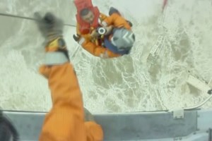 Κυκλάδες: Η θάλασσα ''καταπίνει'' το Sifnos Jet - Εντυπωσιακό βίντεο από τη μάχη με τα κύματα