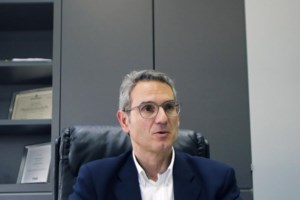 Πρόβλημα: Η Ευρώπη ξεμένει από εμβόλια - Μειώνει την παραγωγή και η AstraZenneca μετά την Pfizer - εικόνα 2