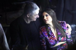 Ιωάννα Μπούκη: Το εντυπωσιακό μίνι φόρεμα με τα κρόσια και τα τρυφερά αγγίγματα του Αντώνη Σρόιτερ - εικόνα 8