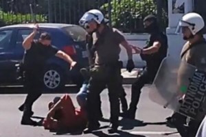 Βόλος: Καταδικάστηκαν οι τρεις αστυνομικοί για τον ξυλοδαρμό του Β. Μάγγου – "Είστε ένοχοι" φώναξε ο πατέρας του