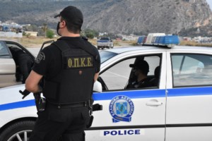 Καλλιθέα: Η στιγμή που ομάδα ΔΙΑΣ συλλαμβάνει επ΄αυτοφώρω διαρρήκτη που σκαρφάλωσε από σωλήνα υδρορροής [Βίντεο]