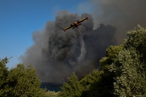 Τραγικές ώρες για τον ηθοποιό Βασίλη Χαραλαμπόπουλο: Η Ζήρια καίγεται, μαζί της και τα παιδικά μου χρόνια - εικόνα 2