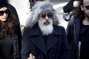 "Έχει γίνει η τρίχα τριχιά": Τα... γυρίζει η σύζυγος του Γιάννη Γιοκαρίνη μετά τη σύλληψη για ενδοοικογενειακή βία