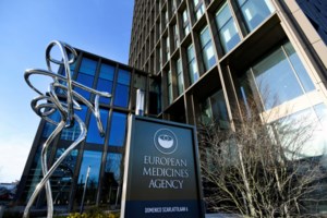 Εμβόλια: Η διευθύντρια του CDC συνιστά τρίτη δόση για τους εργαζόμενους υψηλού κινδύνου - Διαφωνίες στον οργανισμό