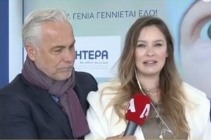 Ανίτα Μπραντ: "Pajamas all day" - Τριπλά ευτυχισμένη στο χριστουγεννιάτικο ελατόδασος στο σαλόνι της - εικόνα 2