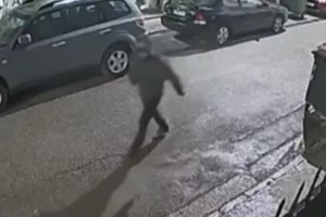 Περιστέρι:  Νέο περιστατικό με τον επιδειξία -  Κάμερα ασφαλείας τον "πιάνει" την ώρα της δράσης του  - Βίντεο ντοκουμέντο - εικόνα 2