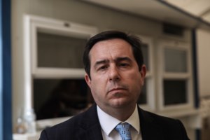 ΣΥΡΙΖΑ για Μηταράκη: Βαφτίζουν "προσωπικούς λόγους" παραίτησης τις διακοπές του, τη στιγμή που η χώρα καίγεται