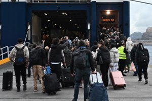 Ερημονήσι η Σαντορίνη: Άδειασαν οι δρόμοι στα Φηρά, κλείνουν τα μαγαζιά στην Οία [εικόνες - βίντεο] - εικόνα 3