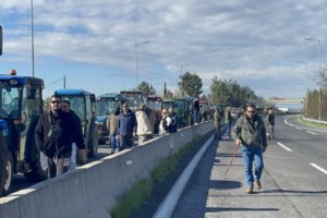 Αγροτικές κινητοποιήσεις: Το μπλόκο της Καρδίτσας στον Ε65 από ψηλά - Σήκωσαν περιπολικό που έκλεισε τον δρόμο