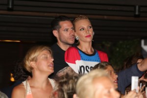 Τάμτα: Η casual πρωινή εμφάνιση με δύο διαφορετικά παπούτσια και τεράστιο t-shirt - εικόνα 11