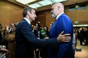 Αλβανία: Γρονθοκόπησε στο πρόσωπο τον πρώην πρόεδρο και πρωθυπουργό Σαλί Μπερίσα [βίντεο] - εικόνα 3