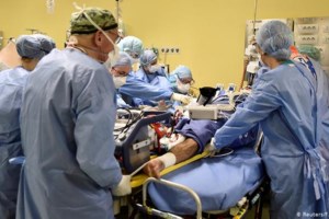 Οργή για τον Τζόνσον στη Βρετανία - "Σκάνδαλο να έχουν ελεγχθεί μόνο 2.000 υγειονομικοί"