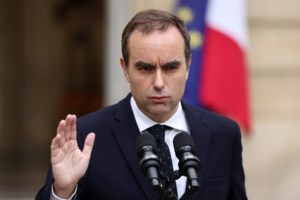 Γαλλία: Το "εμπόδιο" του προϋπολογισμού μέσα σε πολιτικό χάος - Ούτε οι σύμμαχοί του δεν στηρίζουν πλέον τον Μακρόν