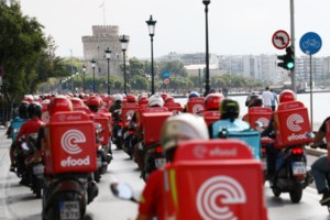 Ντελιβεράδες, ήρωες της διπλανής πόρτας για 3 ευρώ την ώρα: Από την ευαισθησία της Πάτρας στην άσφαλτο της Θεσσαλονίκης - εικόνα 4