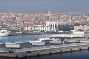 Κρήτη: Πλημμύρισε με αλκοόλ δρόμος στο Ηράκλειο - Μπουκάλια έπεσαν από φορτηγό [Εικόνες]