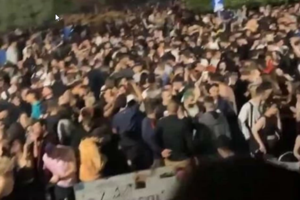 Καμία σωτηρία: Όχημα του ΑΧΕΠΑ στάθμευσε πάνω σε πεζοδρόμιο και έκλεισε τον διάδρομο των τυφλών - εικόνα 2