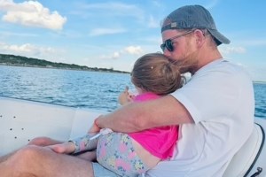 Όλα λάθος: Σάλος με τη Μέγκαν και τον Χάρι για τη φωτογραφία της 3χρονης Λίλιμπετ χωρίς σωσίβιο μέσα σε σκάφος - "Ανεύθυνοι γονείς" - εικόνα 3