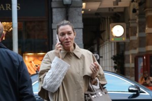 Φθινοπωρινή εμφάνιση στη Γλυφάδα με μυτερά snake skin μποτάκια: Η Βίκυ Καγιά μας δείχνει πώς να συνδυάσουμε φούτερ και τζιν - εικόνα 5