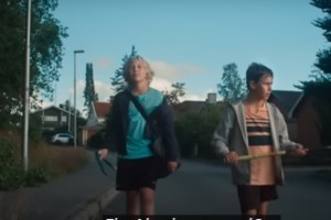 "Αγόρια στο ντους": "Η ταινία απευθύνεται σε παιδιά άνω των 12 και δεν έπρεπε να προβληθεί" - Τι λέει ψυχολόγος