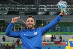 Παραολυμπιακοί Αγώνες: Συγκινεί η δύναμη ψυχής του 48χρονου που παίζει πινγκ πονγκ χωρίς χέρια [Εικόνες - Βίντεο]