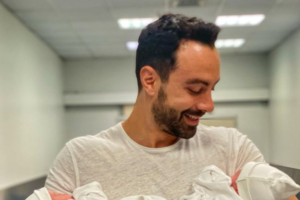 Χριστίνα Μπόμπα: Απαντά στην αρνητική κριτική που δέχτηκε για τη φωτογραφία όπου θηλάζει τα δίδυμα - εικόνα 3