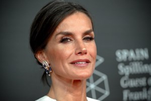 Fashion icon στα 84 της η βασίλισσα Σοφία: Το vintage Valentino φόρεμα και το διαμαντένιο τσόκερ που φόρεσε στον βασιλικό γάμο - εικόνα 6