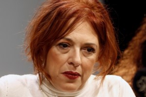 Σε άσχημη ψυχολογική κατάσταση η Ελένη Ράντου στην κηδεία του  Βαγγέλη Χατζηνικολάου