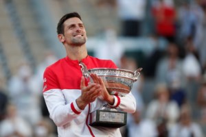 Στέφανος Τσιτσιπάς: Το στεφάνι με το συγκινητικό μήνυμα στην κηδεία της γιαγιάς του στην Καρδίτσα - Γιατί απουσίαζε [Βίντεο] - εικόνα 2