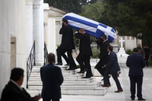 Τι έβαλε η Μάγδα Φύσσα μέσα στον τάφο του Μανώλη Γλέζου- Μαζί με τα λουλούδια