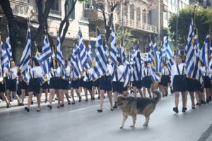 Τέλη Οκτωβρίου αλλά οι Αθηναίοι ξεχύθηκαν στην παραλία του Φλοίσβου- Βουτιές, ηλιοθεραπεία και στιγμές χαλάρωσης [εικόνες]