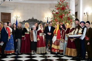 Τα κάλαντα στην Πρόεδρο της Δημοκρατίας Κατερίνα Σακελλαροπούλου από την Προεδρική Φρουρά [εικόνες-βίντεο] - εικόνα 5