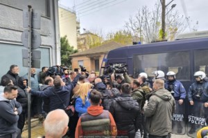 Viral η φωτογραφία με αγρότες που έβαλαν στο κυνήγι αστυνομικό με κατσούνες - Ενας τραυματίας από τα ΜΑΤ - εικόνα 13