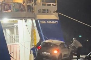 Άνδρος: Ελεύθερος ο πλοίαρχος μετά το περιστατικό με τη μπουκαπόρτα και το ΙΧ - εικόνα 2