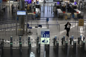 Ρέγκλινγκ (ESM): Το χρέος της Ελλάδας θα αυξηθεί λόγω κορονοϊού, αλλά είναι διαχειρίσιμο - εικόνα 2