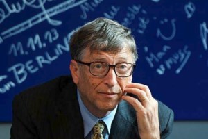 Τελικά μας παρακολουθεί ο Μπιλ Γκέιτς; Πώς απαντά ο ίδιος στις θεωρίες συνωμοσίας για τα εμβόλια [βίντεο]