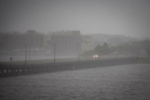 Συναγερμός στις ΗΠΑ: Ο κυκλώνας Τζούλιαθα σαρώσει τα πάντα με ανέμους 120 χλμ/ώρα [εικόνες]