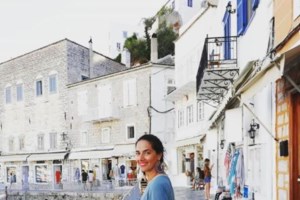 Νόνη Δούνια: H βουλευτής της ΝΔ καταρρίπτει τον... μύθο και αλλάζει μόνη της το λάστιχο του αυτοκινήτου της [βίντεο]