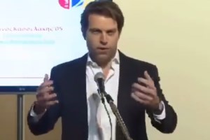 Κασσελάκης, Τάιλερ και... Φάρλι πίνουν ποτό με γνωστή τρανς [βίντεο]