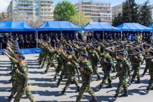 28η Οκτωβρίου: Το αγέρωχο βλέμμα της χειρίστριας άρματος μάχης στη στρατιωτική παρέλαση της Θεσσαλονίκης [βίντεο]