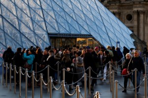 Λούβρο: Η σοκαριστική στιγμή που ο ληστής παραβιάζει γυάλινη προθήκη στην "Αίθουσα του Απόλλωνα" - [βίντεο] - εικόνα 3