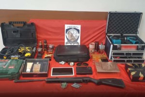 Αιγάλεω: Λήστεψαν ανθυποπλοίαρχο του Πολεμικού Ναυτικού – Παραβίασαν την μπαλκονόπορτα - εικόνα 2