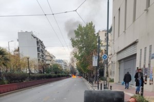 Ένταση έξω από Νομική και ΑΣΟΕΕ: Φωτιές σε κάδους, πέτρες και φωτοβολίδες εναντίον αστυνομικών - 25 προσαγωγές [εικόνες]