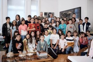 Κιλκίς: 47χρονη κάθεται στα θρανία 30 χρόνια μετά - Κάνει καθημερινά οτοστόπ για να εκπληρώσει το όνειρο της [βίντεο]