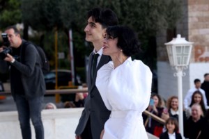 Γιώργος Νταλάρας: Η σπάνια έξοδος στο θέατρο με τα δύο εγγόνια του - Πόσο έχουν μεγαλώσει οι γιοι της κόρης του Γεωργιάννας - εικόνα 4