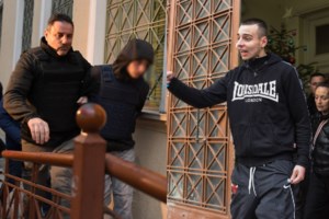 Σέρρες: "Ψέματα όλα όσα λένε για εμάς, ο άντρας μου δεν πέθανε από ναρκωτικά", λέει η μητέρα του 15χρονου