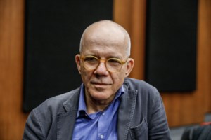 Ο Μητσοτάκης στη Βουλή για τα νομοσχέδια με τις παροχές - Σε "άδεια εστία" λόγω της απουσίας Τσίπρα