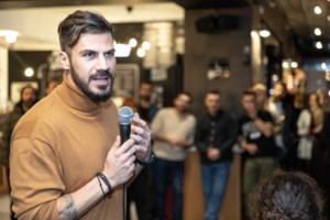 Κοτόπουλο: Το "άγιο δισκοπότηρο" του street food - Νέες επενδύσεις με στόχο τη Gen Z