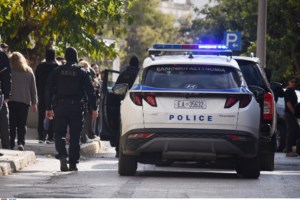 Ιερά οδός: Επεισόδιο με οδηγούς - Παραβίασε το κόκκινο και τραυμάτισε μοτοσικλετιστή στο μάτι με κατσαβίδι
